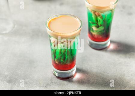 Halloween Zombie Gehirnblutung mit Pfirsich und Grenadine aufgenommen Stockfoto