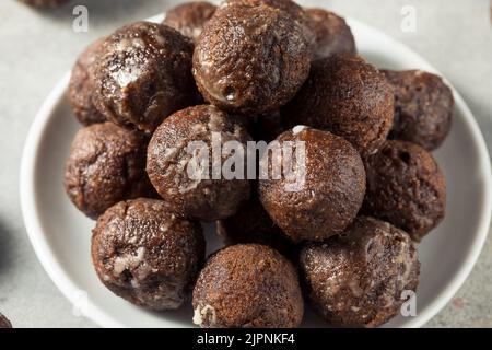 Hausgemachte glasierte Schokolade Donut Löcher für Frühstück Stockfoto