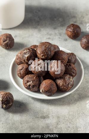 Hausgemachte glasierte Schokolade Donut Löcher für Frühstück Stockfoto