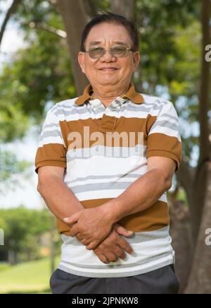 Porträt eines fröhlichen, gealterten Mannes in einer Brille, der lächelt und die Kamera anschaut Stockfoto