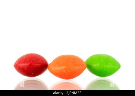 Drei süße Bonbons, Nahaufnahme, isoliert auf weißem Hintergrund. Stockfoto