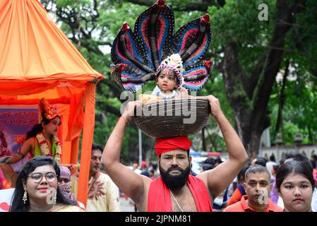 Hinduistische Anhänger nehmen an einer Prozession während der Feierlichkeiten zum Janmashtami-Fest Teil, das die Geburt des Hindu-gottes lord Krishna in Dhaka, Bangladesch, am 19. August 2022 darstellt. Stockfoto