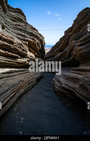 Las Grietas - vulkanische Spalte, die sich an den Hängen von Montana Blanca gebildet hat. Lanzarote, Kanarische Inseln. Spanien. Stockfoto