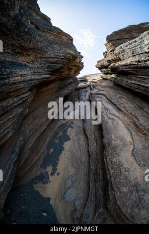 Las Grietas - vulkanische Spalte, die sich an den Hängen von Montana Blanca gebildet hat. Lanzarote, Kanarische Inseln. Spanien. Stockfoto