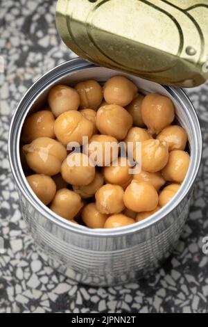 Offene Dose mit konservierten gesunden Kichererbsen aus der Nähe Stockfoto