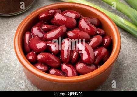 Schüssel mit konservierten Kidney-Bohnen aus der Nähe Stockfoto