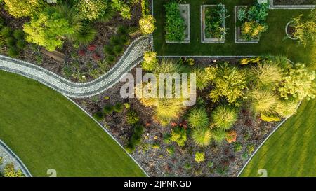 Luftaufnahme des modernen schönen Garten mit drei Gemüse Holztöpfe. Sommerzeit im Garten. Stockfoto