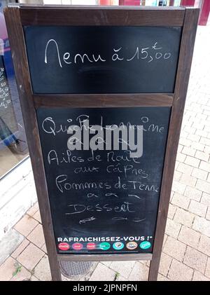 l'affiche d'un menu dans un Restaurant français Stockfoto