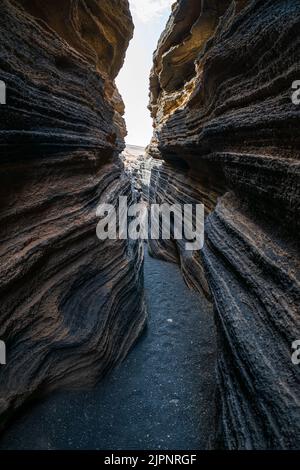 Las Grietas - vulkanische Spalte, die sich an den Hängen von Montana Blanca gebildet hat. Lanzarote, Kanarische Inseln. Spanien. Stockfoto