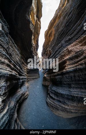 Las Grietas - vulkanische Spalte, die sich an den Hängen von Montana Blanca gebildet hat. Lanzarote, Kanarische Inseln. Spanien. Stockfoto