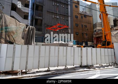 Tokio, Japan. 19. August 2022. Ein Kran trägt eine Kapsel während des Abrisses am Nakagin Capsule Tower in Ginza am 19. August 2022 in Tokio, Japan. Der Rückbau von 140 Einzelkapseln des futuristischen Gebäudes (Mischnutzung Wohn- und Büroturm) wird im Rahmen der Abbrucharbeiten bis Ende dieses Jahres fortgesetzt. Quelle: Rodrigo Reyes Marin/AFLO/Alamy Live News Stockfoto