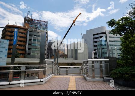 Tokio, Japan. 19. August 2022. Am 19. August 2022, Tokio, werden am Nakagin Capsule Tower in Ginza weitere Abbrucharbeiten durchgeführt. Der Rückbau von 140 Einzelkapseln des futuristischen Gebäudes (Mischnutzung Wohn- und Büroturm) wird im Rahmen der Abbrucharbeiten bis Ende dieses Jahres fortgesetzt. Quelle: Rodrigo Reyes Marin/AFLO/Alamy Live News Stockfoto