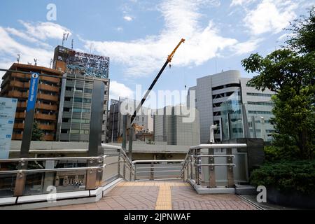 Tokio, Japan. 19. August 2022. Am 19. August 2022, Tokio, werden am Nakagin Capsule Tower in Ginza weitere Abbrucharbeiten durchgeführt. Der Rückbau von 140 Einzelkapseln des futuristischen Gebäudes (Mischnutzung Wohn- und Büroturm) wird im Rahmen der Abbrucharbeiten bis Ende dieses Jahres fortgesetzt. Quelle: Rodrigo Reyes Marin/AFLO/Alamy Live News Stockfoto