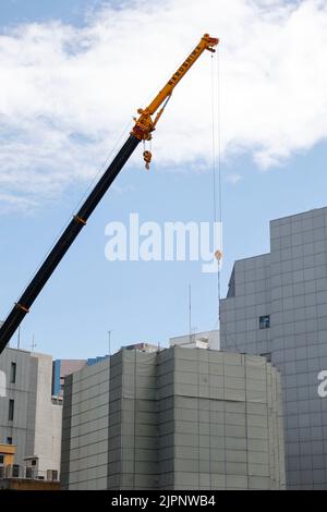 Tokio, Japan. 19. August 2022. Am 19. August 2022, Tokio, werden am Nakagin Capsule Tower in Ginza weitere Abbrucharbeiten durchgeführt. Der Rückbau von 140 Einzelkapseln des futuristischen Gebäudes (Mischnutzung Wohn- und Büroturm) wird im Rahmen der Abbrucharbeiten bis Ende dieses Jahres fortgesetzt. Quelle: Rodrigo Reyes Marin/AFLO/Alamy Live News Stockfoto