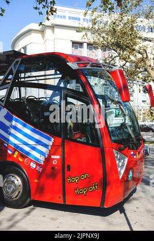 Thessaloniki, Griechenland - 30. Okt 2014: Hop-on-Hop-off roter Touristenbus im Zentrum von Thessaloniki, Griechenland ohne Passagiere Stockfoto