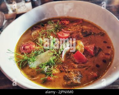 Eine Nahaufnahme von Gulaschsuppe mit Tomaten und Rindfleisch Stockfoto