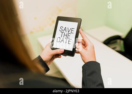 Handschriftentext Save the Date, Business Overview systematisierte Ereignisse geplante Aktivität aufgezeichnet Geschäftsfrau Holding Tablet mit wichtig in Stockfoto