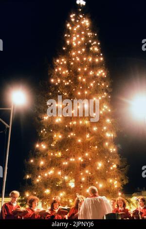 Ein Chor, der bei der Weihnachtsbaumbeleuchtung auftrat. Trafalgar Square, London, England, Großbritannien. 1988 .die jährliche Trafalgar Weihnachtsbaumzeremonie findet seit dem 1947s statt. Eine riesige norwegische Fichte, die 25 Meter hoch ist, wird von den Menschen in Norwegen als Anerkennung der Unterstützung Großbritanniens während des Zweiten Weltkriegs nach London verschenkt. Stockfoto