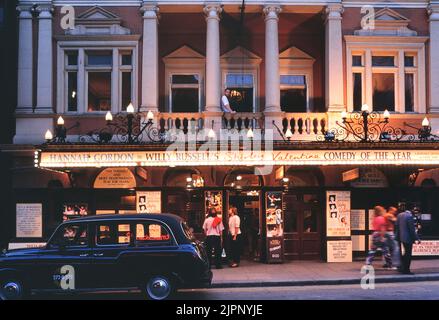 Vorderansicht des Eingangs zum DUKE OF YORK'S THEATER, LONDON. Hannah Gordon „Shirley Valentine“. 1989 Stockfoto