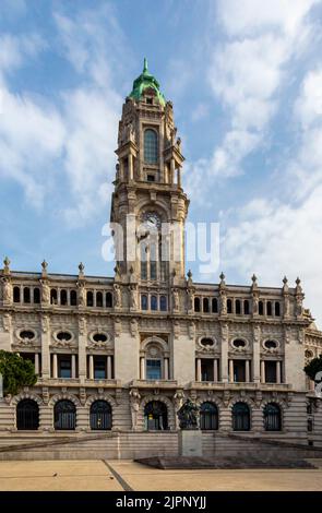 Außenansicht von Paços do Concelho das Rathaus in Porto Portugal wurde von António Correia da Silva entworfen und 1957 eröffnet. Stockfoto