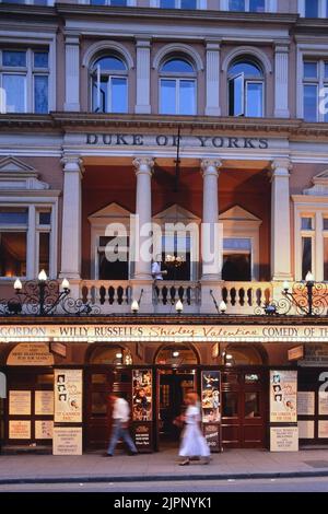 Vorderansicht des Eingangs zum DUKE OF YORK'S THEATER, LONDON. Hannah Gordon „Shirley Valentine“. 1989 Stockfoto