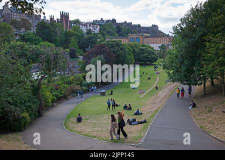 Stadtzentrum, Edinburgh, Schottland, Großbritannien 19.. August 2022. Sonnige Stunden im Stadtzentrum, wenn Touristen die Princes Street Gardens East besuchen Credit:Scottishrecreative/alamy Live News Stockfoto