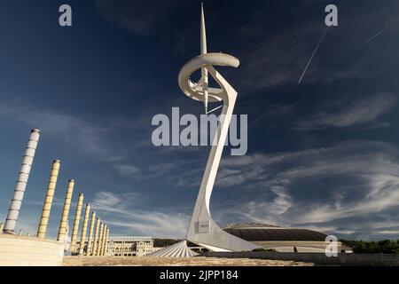 Der Kommunikationsturm im Montjuic Park, Barcelona unter dem blauen Himmel Stockfoto