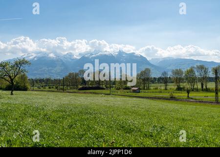 Nendeln, Liechtenstein, 28. April 2022 schöne Landschaft an einem sonnigen Tag im Frühling Stockfoto