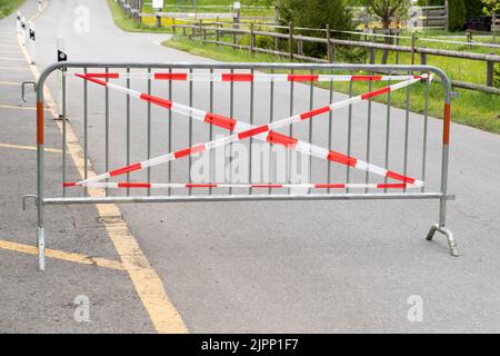 Vaduz, Liechtenstein, 1. Mai 2022 während des Slow-up-Festivals blockiert die Barriere eine Fußgängerstraße Stockfoto