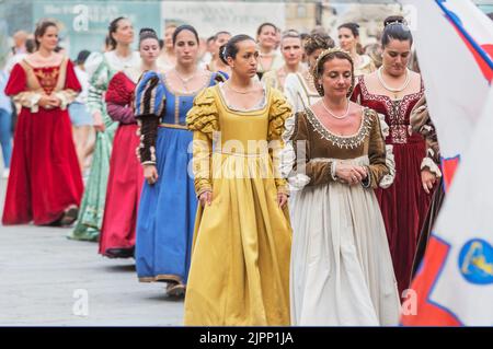 Teilnehmer am Calcio Storico Fiorentino Festival auf Parade, Piazza della Signoria, Florenz, Toskana, Italien Stockfoto