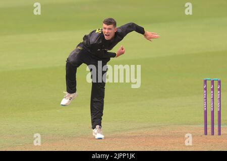 London, Großbritannien. 19. August 2022 Gloucestershire Ollie Price Bowling als Surrey gegen Gloucestershire im Royal London One-Day Cup im Kia Oval. David Rowe/ Alamy Live News Stockfoto