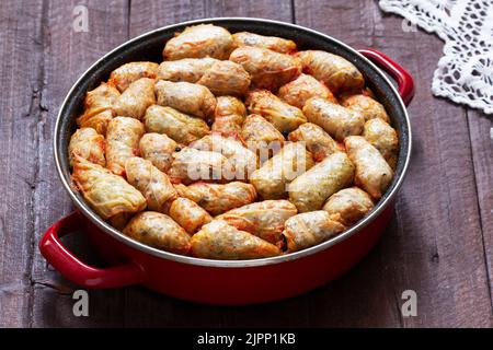 Kohlbrötchen, ein traditionelles Gericht der moldawischen und rumänischen Küche. Stockfoto