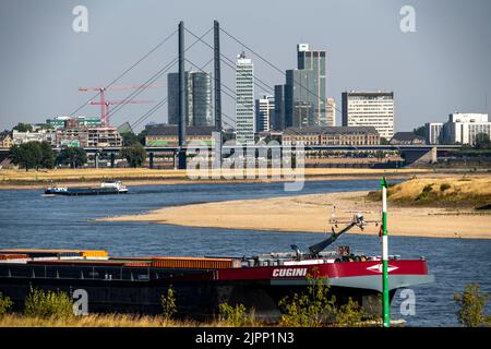 Rhein bei Düsseldorf, extrem niedriges Wasser, Rheinhöhe 47 cm, fallender Trend, Barge vor der Skyline mit Rheinneibrücke, Sandba Stockfoto