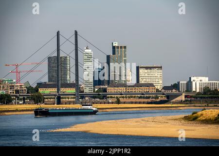 Rhein bei Düsseldorf, extrem niedriges Wasser, Rheinhöhe 47 cm, fallender Trend, Barge vor der Skyline mit Rheinneibrücke, Sandba Stockfoto