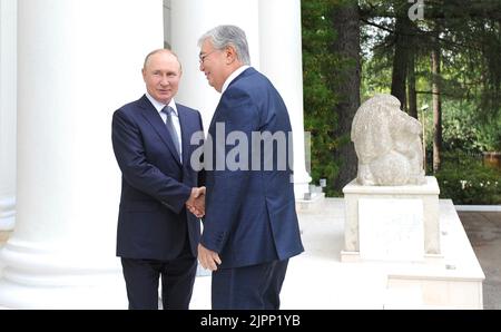 Sotschi, Russland. 19. August 2022. Der russische Präsident Wladimir Putin, links, begrüßt den kasachischen Präsidenten Kassim-Jomart Tokayev zu einem persönlichen bilateralen Treffen am 19. August 2022 in seinem Ferienhaus am Schwarzen Meer am Kap Idokopas in Sotschi, Russland. Kredit: Nikita Orlov/Kremlin Pool/Alamy Live Nachrichten Stockfoto