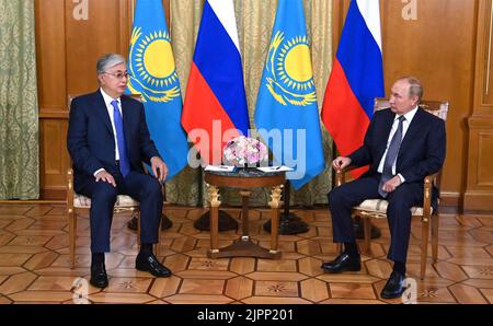 Sotschi, Russland. 19. August 2022. Der russische Präsident Wladimir Putin, rechts, schüttelt die Hände mit dem kasachischen Präsidenten Kassim-Jomart Tokajew zu Beginn eines persönlichen bilateralen Treffens in seinem Ferienhaus am Schwarzen Meer am Kap Idokopas am 19. August 2022 in Sotschi, Russland. Kredit: Kremlin Pool/Russische Präsidentschaft/Alamy Live Nachrichten Stockfoto