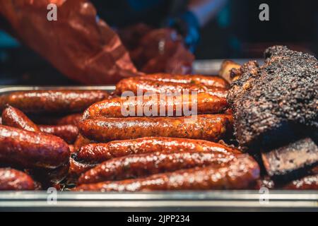 Köstliche Texan Barbecue würzige Würstchen und Brisket. Stockfoto