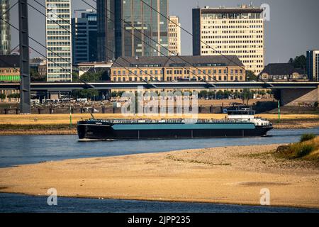 Rhein bei Düsseldorf, extrem niedriges Wasser, Rheinhöhe 47 cm, fallender Trend, Barge vor der Skyline mit Rheinneibrücke, Sandba Stockfoto