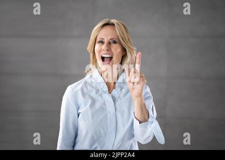 Alte Ältere Großmutter Frau Mit Finger Nach Oben. Gesichtsausdruck Stockfoto