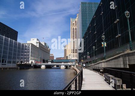 Milwaukee, WI, USA April 10 2022: Riverwalk in der Innenstadt von Milwaukee, Wisconsin. Dies ist ein durchgehender Fußgängerweg entlang des Milwaukee River. Stockfoto