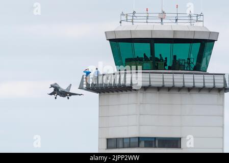 London Southend Airport, Essex, Großbritannien. 19. August 2022. Der Taifun-Düsenjäger der RAF nutzt den zivilen Flughafen für die Airshows dieses Wochenendes in Eastbourne und Folkestone. Mitglieder des Air Traffic Control Teams beobachten den RAF Typhoon bei den Finals bei der Landung Stockfoto