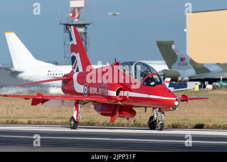 London Southend Airport, Essex, Großbritannien. 19. August 2022. Die Red Arrows der RAF nutzen den zivilen Flughafen für die Airshows dieses Wochenendes in Eastbourne und Folkestone. Die roten Pfeile sind heute Abend angekommen und kommen in ihrer berühmten Pfeilformation an, bevor sie an Land gehen. Stockfoto