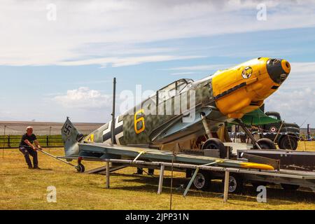 Lytham, Lancashire. UK Wetter, 19.. August 2022 Deutsche Militärflugzeuge im Wind an der Küste. Messerschmitt 109 Bf 109E 2. Weltkrieg, 2. Weltkrieg, 2. Weltkrieg, WW2, Kampfflugzeug, Teilweise restauriert ist auf Lytham Green für die Kriegswoche Ereignis montiert. Credit MediaWorldImages/AlamyLiveNews Stockfoto