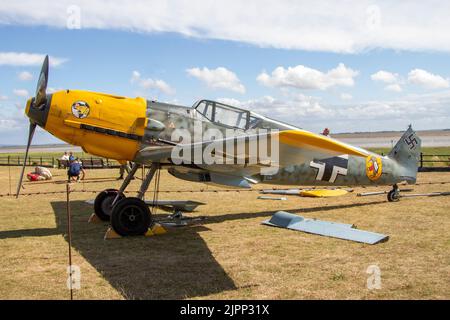 Lytham, Lancashire. UK Wetter, 19.. August 2022 Deutsche Militärflugzeuge im Wind an der Küste. Messerschmitt 109 Bf 109E 2. Weltkrieg, 2. Weltkrieg, 2. Weltkrieg, WW2, Kampfflugzeug, Teilweise restauriert ist auf Lytham Green für die Kriegswoche Ereignis montiert. Credit MediaWorldImages/AlamyLiveNews Stockfoto