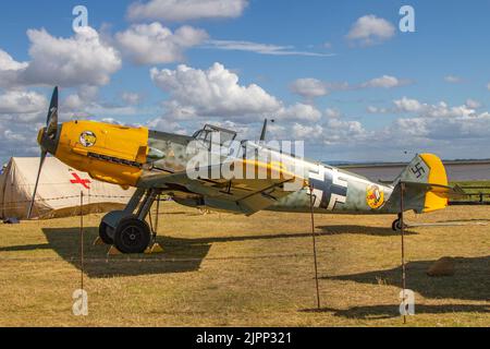 Lytham, Lancashire. UK Wetter, 19.. August 2022 Deutsche Militärflugzeuge im Wind an der Küste. Messerschmitt 109 Bf 109E 2. Weltkrieg, 2. Weltkrieg, 2. Weltkrieg, WW2, Kampfflugzeug, Ganzmetall-Konstruktion mit gestresster Haut, Mono-Flügel-Design, geschlossenes Cockpit. Restauriert und für das Lytham Green für die Kriegswoche ausgestellt. Credit MediaWorldImages/AlamyLiveNews Stockfoto