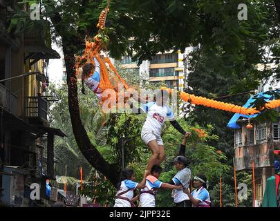 Mumbai, Indien. 19. August 2022. Hindu-Anhänger (Frauen) bilden während des Janmashtami-Festivals in Mumbai einen Pyramidenbruch dahi handi (irdischer Topf mit Quark gefüllt). Janmashtami wird gefeiert, um die Geburt von Lord Krishna zu markieren. Hinduistische Anhänger versammeln sich auf den Straßen und bilden akrobatische Pyramiden, um Dahi handi (irdischer Topf mit Quark gefüllt) zu brechen, um den Anlass zu feiern. Kredit: SOPA Images Limited/Alamy Live Nachrichten Stockfoto