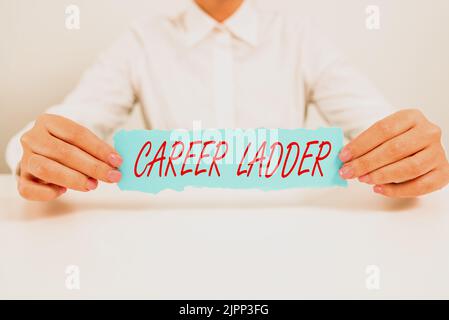 Textüberschrift Presenting Career Ladder, Business Overview Jobförderung beruflicher Fortschritt nach oben Mobilität Leistungsorientierung Geschäftsfrau Holding Note mit Stockfoto