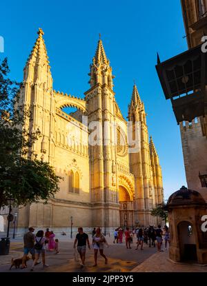 Palma, Balearen, Spanien. 17. Juli 2022 - Fassade der Kathedrale, im gotischen Stil, erbaut aus dem 13.. Bis 17.. Jahrhundert, geweiht Stockfoto