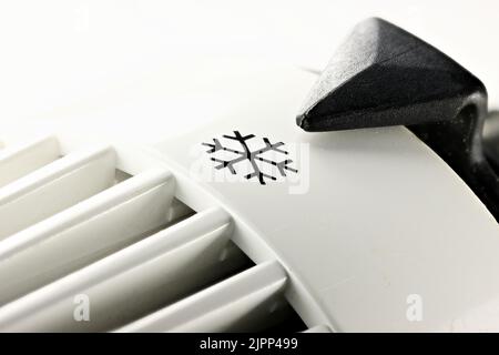 Thermostatisches Kühlerventil in Frostschutzstellung Stockfoto