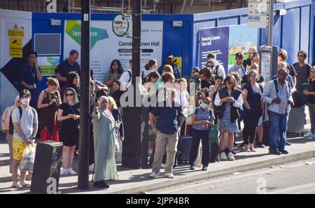 London, Großbritannien. 19.. August 2022. Pendler warten auf Busse gegenüber der St Pancras Station, während ein U-Bahnstreik die Hauptstadt erreicht. Mitarbeiter der RMT (Rail, Maritime and Transport Union) in der Londoner U-Bahn haben Lohn- und Rentenzahlungen eingestellt. Kredit: Vuk Valcic/Alamy Live Nachrichten Stockfoto